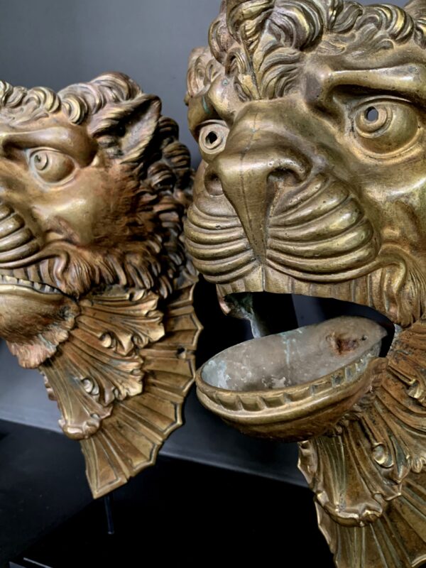 Set antieke sierlijke bronzen leeuwenkoppen. Delen van een biljarttafel uit omstreeks 1860