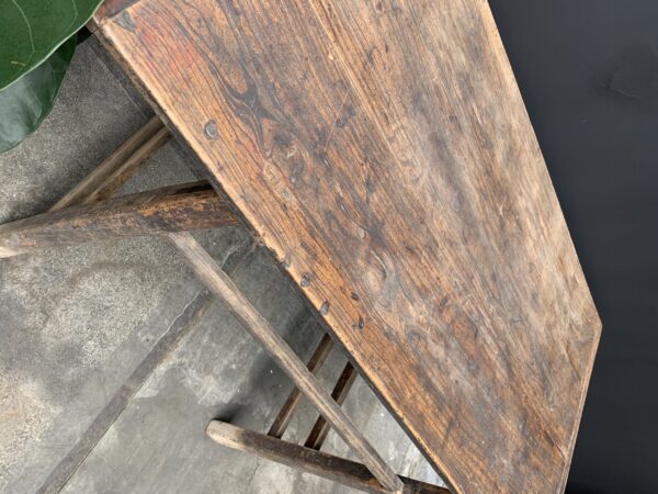 Antiek houten tafeltje