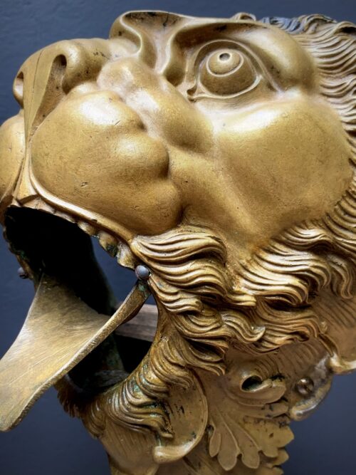 Antieke sierlijke bronzen leeuwenkop. Deel van een biljard tafel.