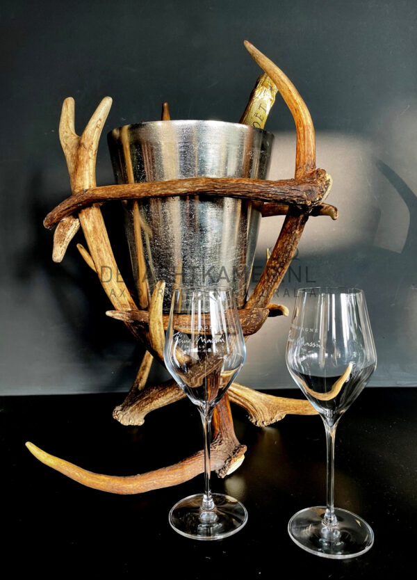 Champagne cooler made of antlers