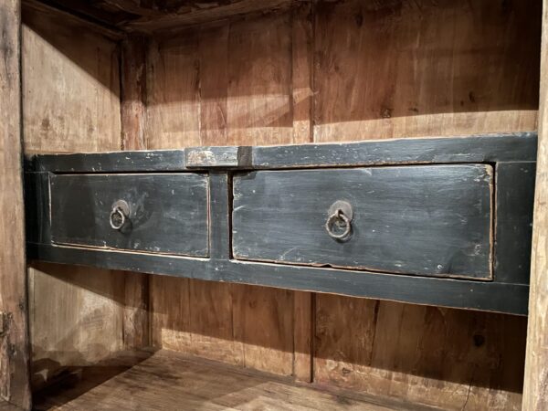 Hoog antiek dressoir met fraaie donkere patina