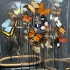 Antieke stolp gevuld met een mix van kleurrijke vlinders (herfsttinten)