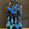 Antikes XXL Glockenglas reich gefüllt mit blauen Schmetterlingen.