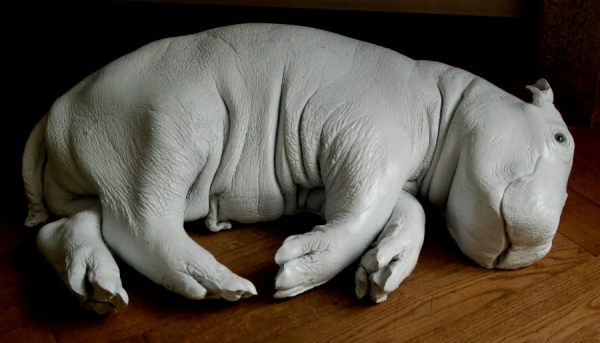 Wit gecoate replica van een nijlpaardkalf