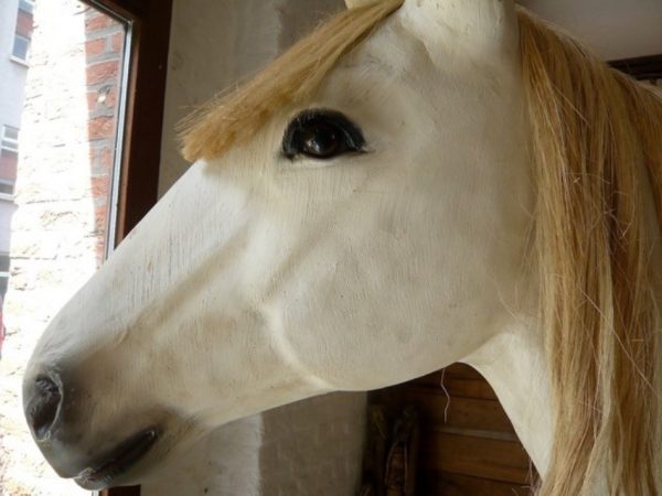 Bijzonder levensgroot beeld van een paard