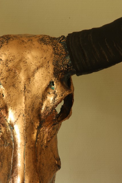 Bijzondere hoogwaardige gemetalliseerde (roze goud) schedel van een waterbuffel