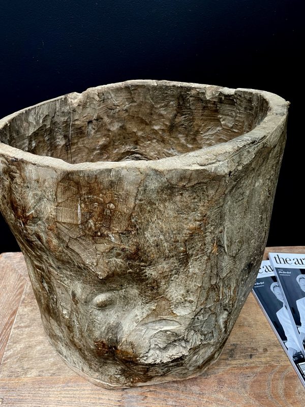 Antieke handgemaakte houten pot