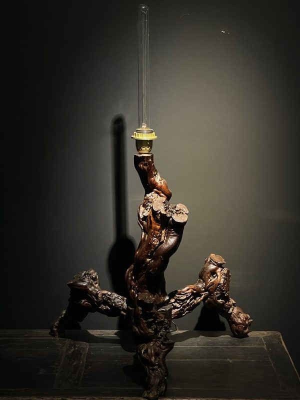 Lamp gemaakt van druivenhout