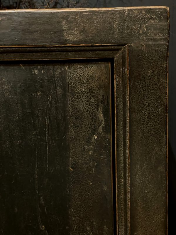 Antiek dressoir met fraaie zwarte patina.
