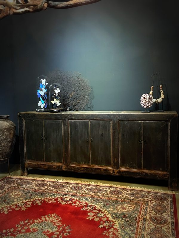 Groot antiek dressoir met fraaie donkere patina