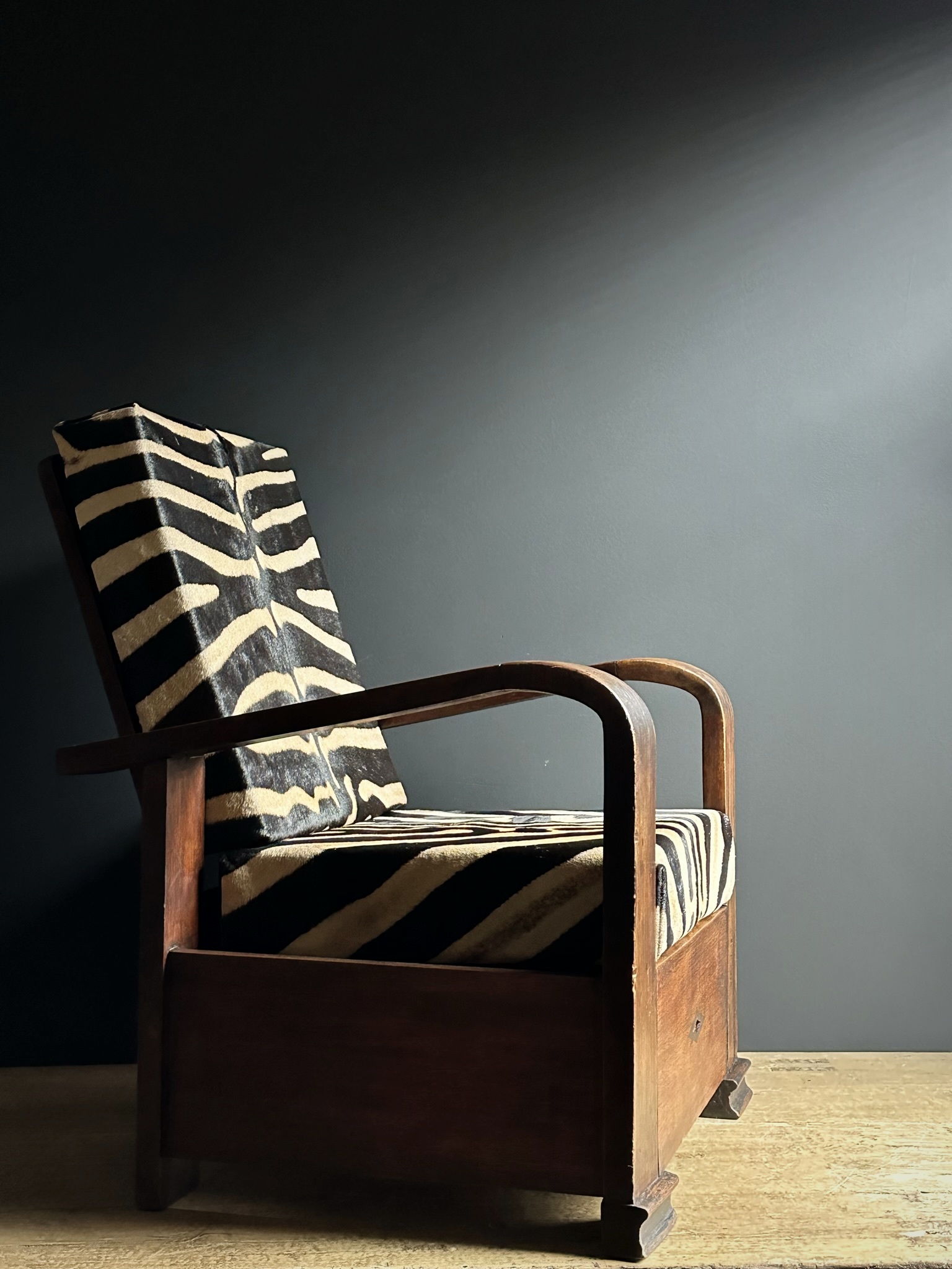 Zebra kussens voor antieke stoelen.
